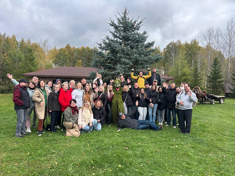 27 сентября Всемирный день туризма наша компания отметила с размахом да ещё и в самом неожиданном месте - в Лесу Чудес! 